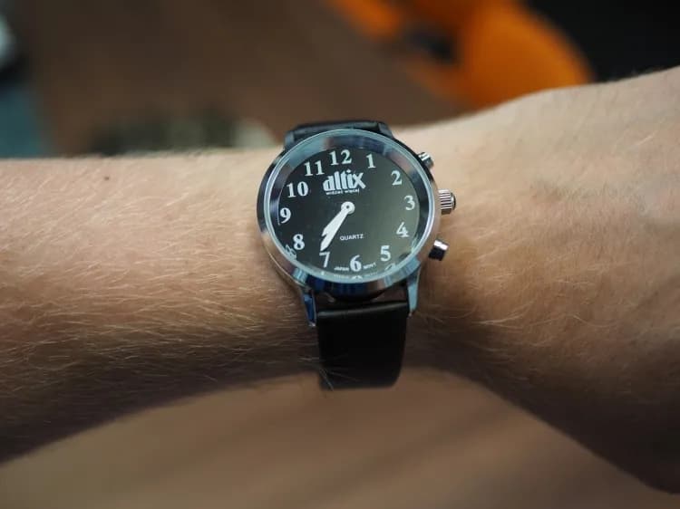 Najlepsze zegarki dla niewidomych mówiące – funkcje i ceny, które zaskakują