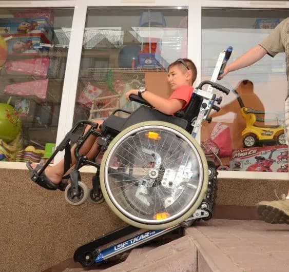 Jak wjechać wózkiem inwalidzkim po schodach bez pomocy?