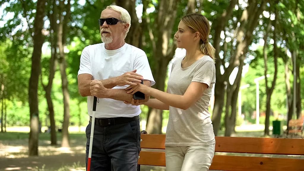Jak prowadzić osobę niewidomą: szacunek i praktyczne porady