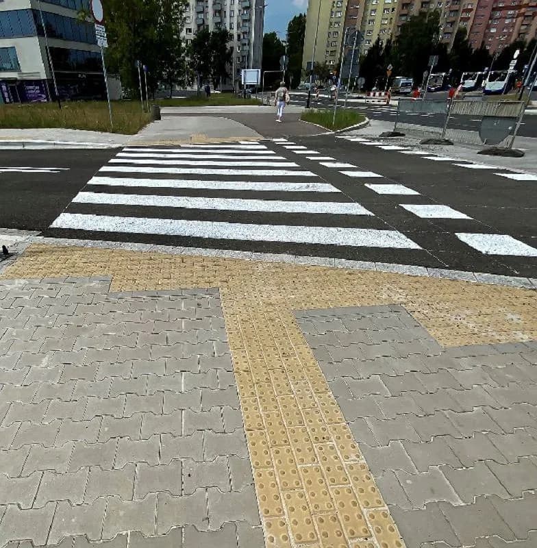 Płytki z wypustkami dla niewidomych: Klucz do bezpieczeństwa w przestrzeni publicznej